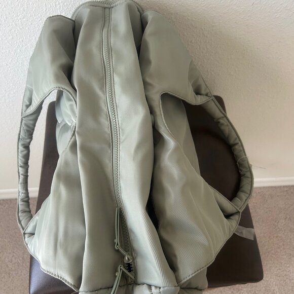 Samantha Brown To-Go Quilted Travel Hobo with Crossbody Bag SAGE nwt - Picture 12 of 16